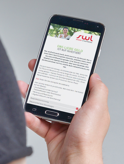 Website für E-Mobilität der Stadtwerke Lengerich auf einem Smartphone.