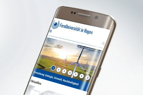 Smartphone mit einem Screenshot der mobilen Ansicht.