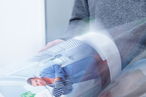 Folder blätternd in Händen