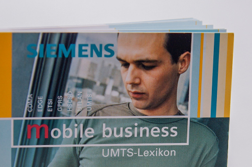 Siemens Broschüren stehend auf Tisch