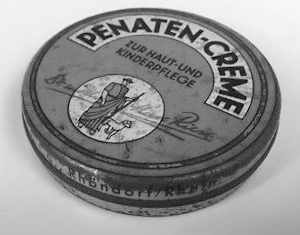 Alte verrostete Dose mit Penaten-Creme